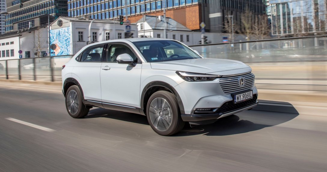 Honda HR-V e:HEV w ruchu w mieście bok