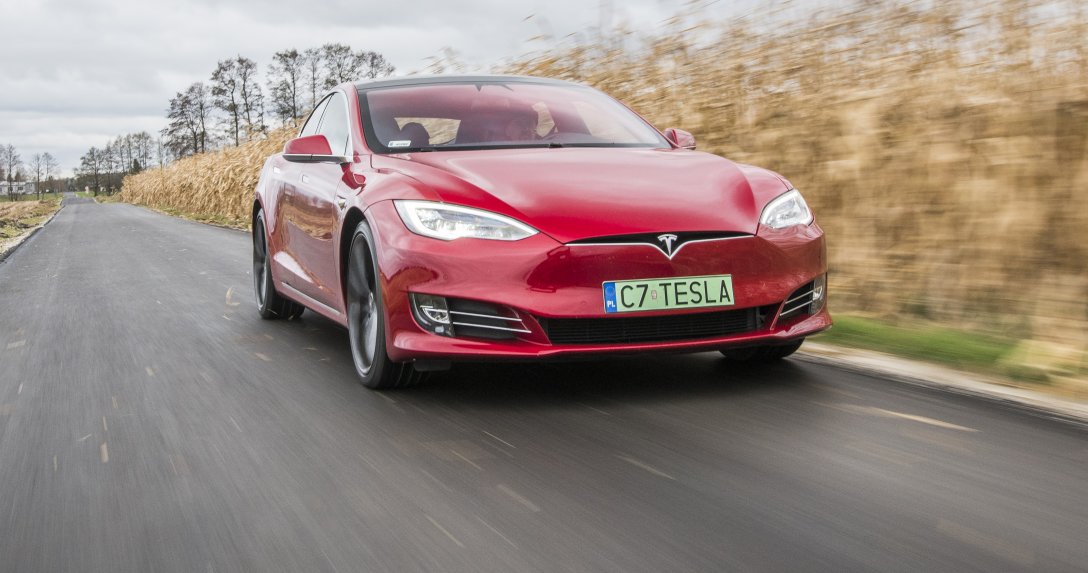 Tesla Model S w ruchu przód