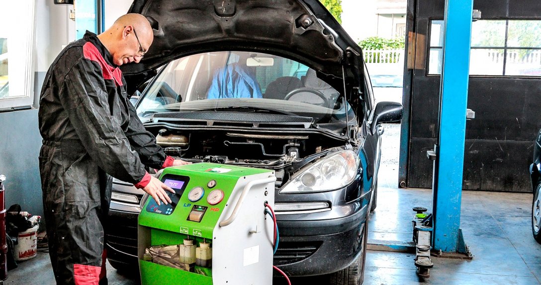 Mechanik serwisuje klimatyzację