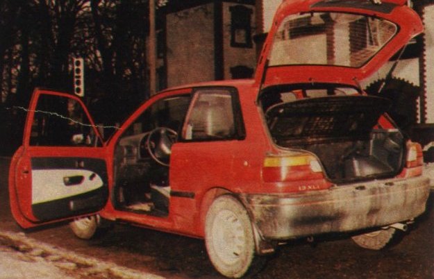 Toyota Starlet – sylwetka z otwartymi drzwiami i bagażnikiem