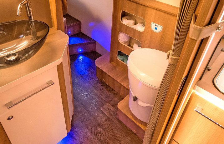 Ford Transit Mk8 z zabudową Auto-Roller – toaleta