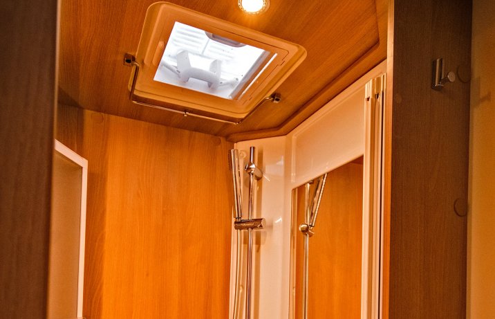 Ford Transit Mk8 z zabudową Auto-Roller – prysznic