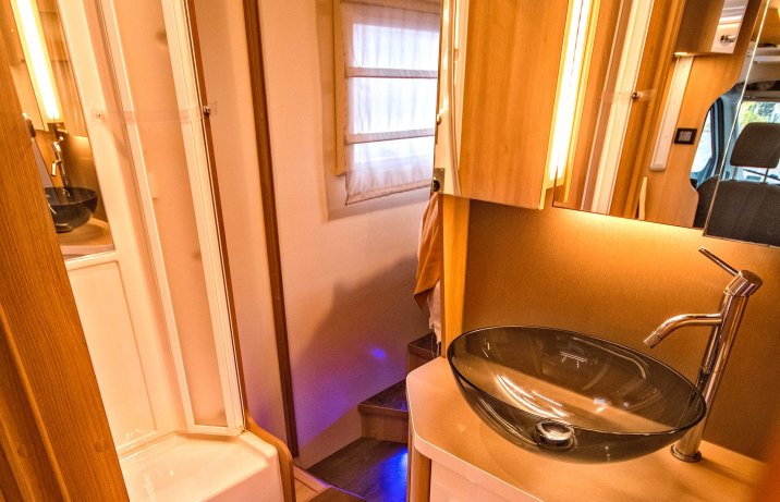 Ford Transit Mk8 z zabudową Auto-Roller – kabina prysznicowa i umywalka