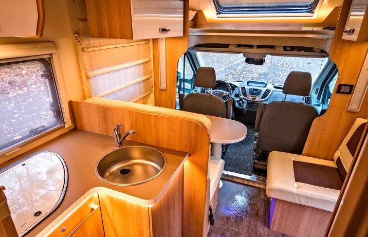 Ford Transit Mk8 z zabudową Auto-Roller – kabina