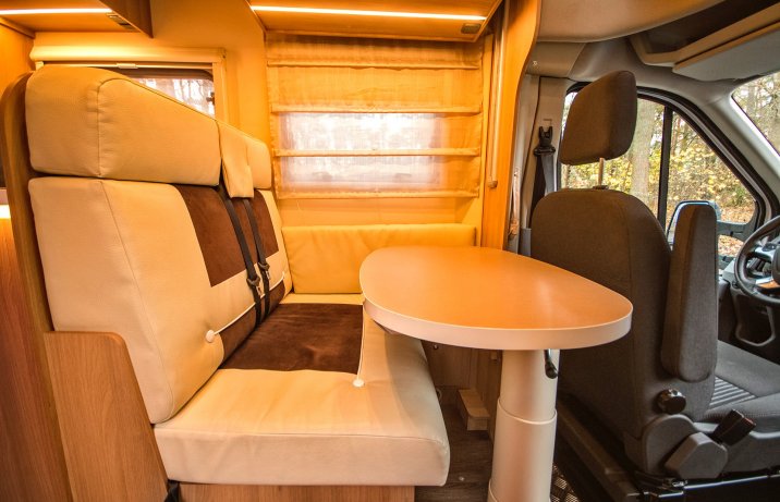Ford Transit Mk8 z zabudową Auto-Roller – kanapa i stolik