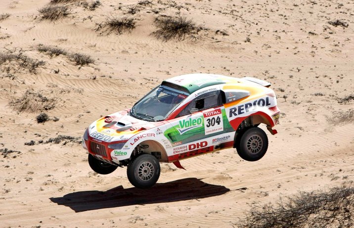 Mitsubishi Racing Lancer w locie na pustyni
