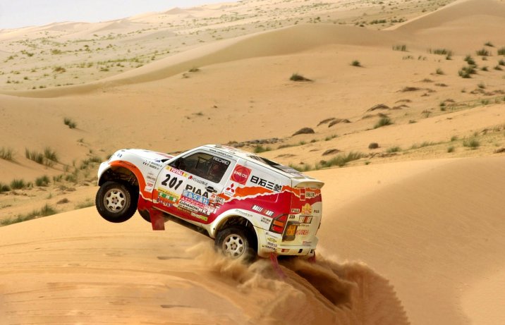Mitsubishi Pajero Evolution na wydmie na Dakarze