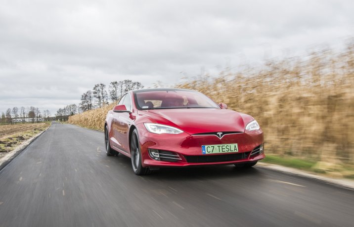 Bardzo mocne silniki oraz akumulator o dużej pojemności sprawił, że Tesla Model S zmieniła sposób postrzegania aut elektrycznych.