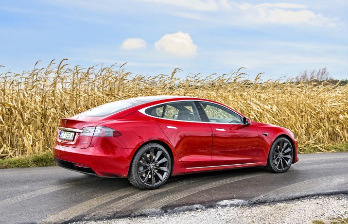 Mimo że Tesla Model S zadebiutowała w 2012 r., samochód wciąż robi wrażenie swoim designem.