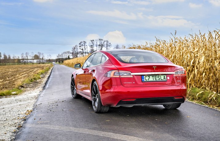 Nawet na nawierzchni o obniżonej przyczepności Tesla nie większych problemów z trakcją.