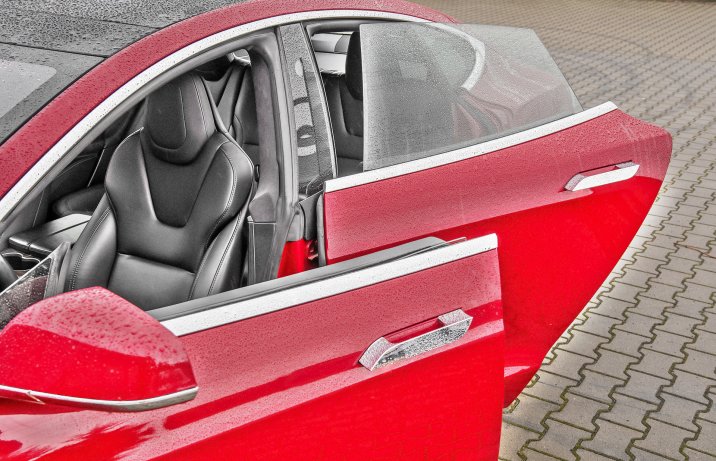 Drzwi nie mają ramek na szyby, a klamki chowają się po ruszeniu.