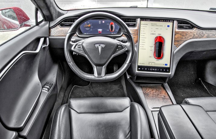 Stylistyczny minimalizm i ograniczona liczba przycisków to główne wyróżniki wnętrza Tesli.