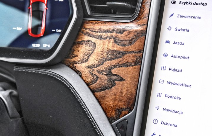 Matowe drewno z zachowaną fakturą słojów wygląda doskonale.