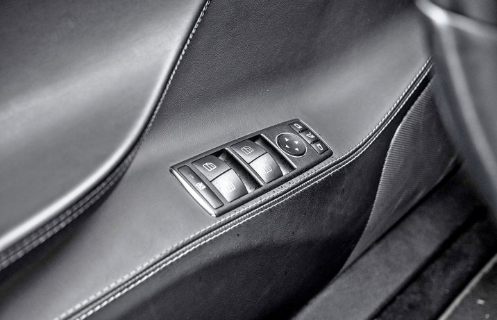Także przełączniki do sterowania szybami i lusterkami pochodzą z magazynów Mercedesa.