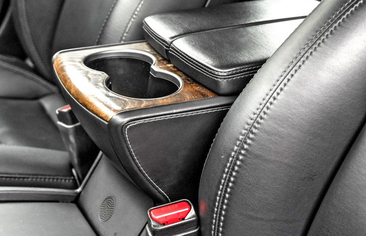 Tesla zadbała o detale - w tym o estetyczne wykończenie uchwytu na kubki.