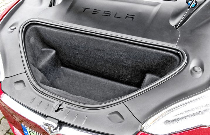 Przedni bagażnik jest niewielki, ale w zupełności wystarcza do przewożenia kabli do ładowania.