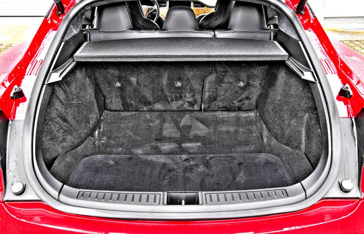 Bagażnik z tyłu jest tak duży, że Tesla oferowała opcjonalny, trzeci rząd siedzeń, który był obrócony tyłem do kierunku jazdy.