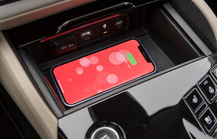 Kia Sportage - ładowarka indukcyjna