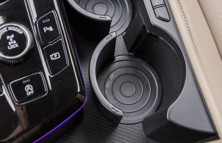 Kia Sportage - uchwyty na napoje