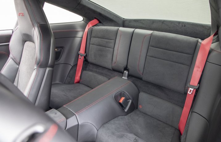 Porsche 911 Carrera GTS 2022 (992) - kanapa, tylne siedzenia