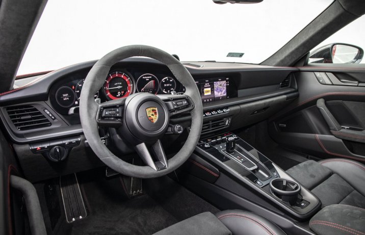 Porsche 911 Carrera GTS 2022 (992) - kokpit, deska rozdzielcza