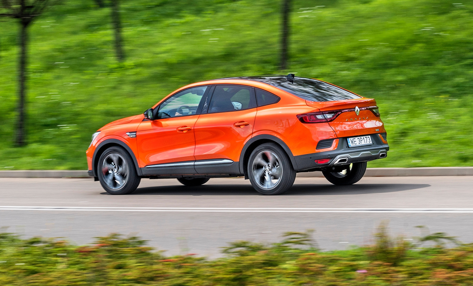 Renault Arkana E-Tech 145 R.S. Line – tył i bok w ruchu