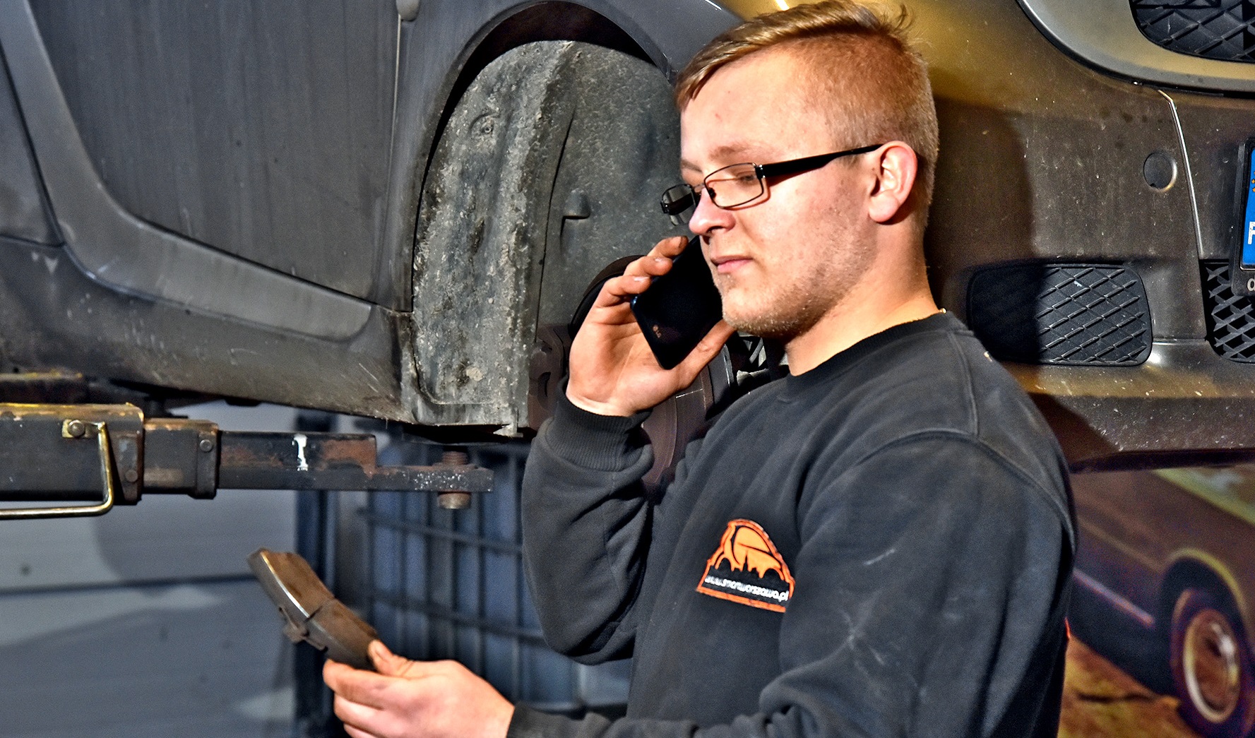 mechanik rozmawia przez telefon