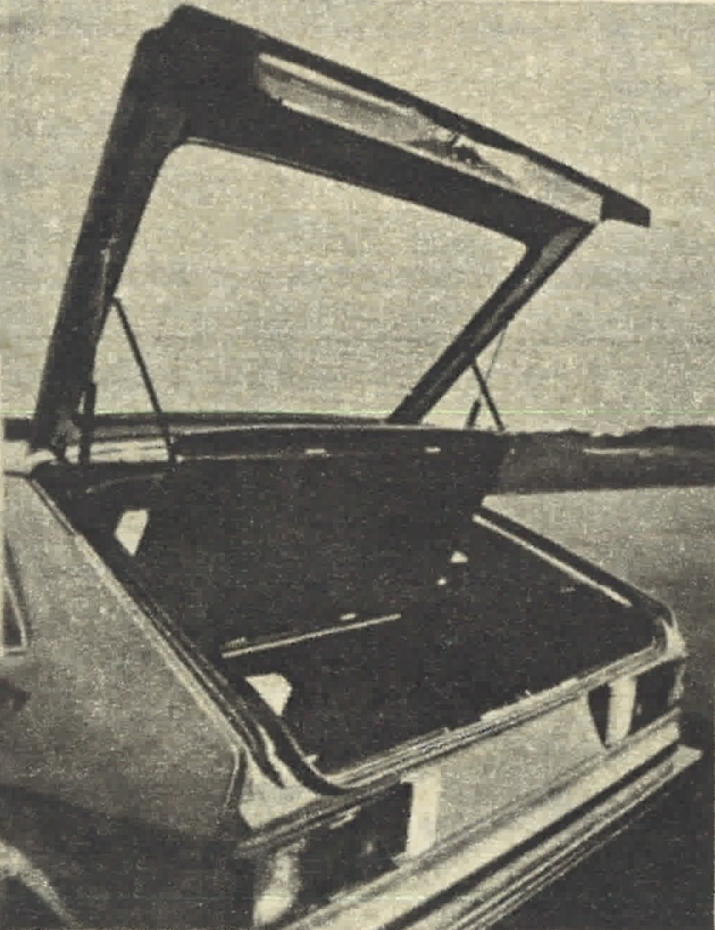 Volkswagen Scirocco I z uniesioną kalpa bagażnika