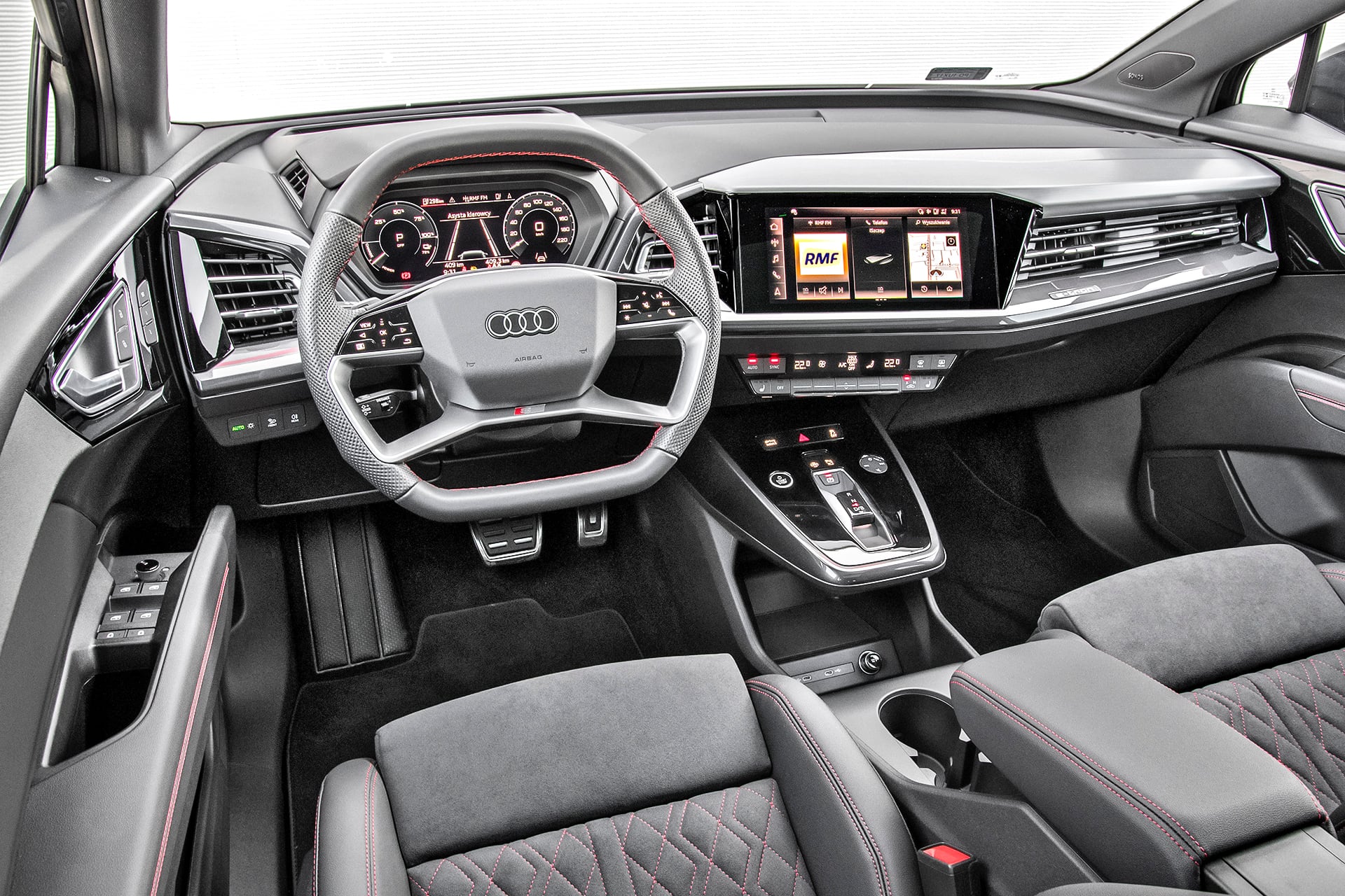 Audi Q4 e-tron 40 S line deska rozdzielcza