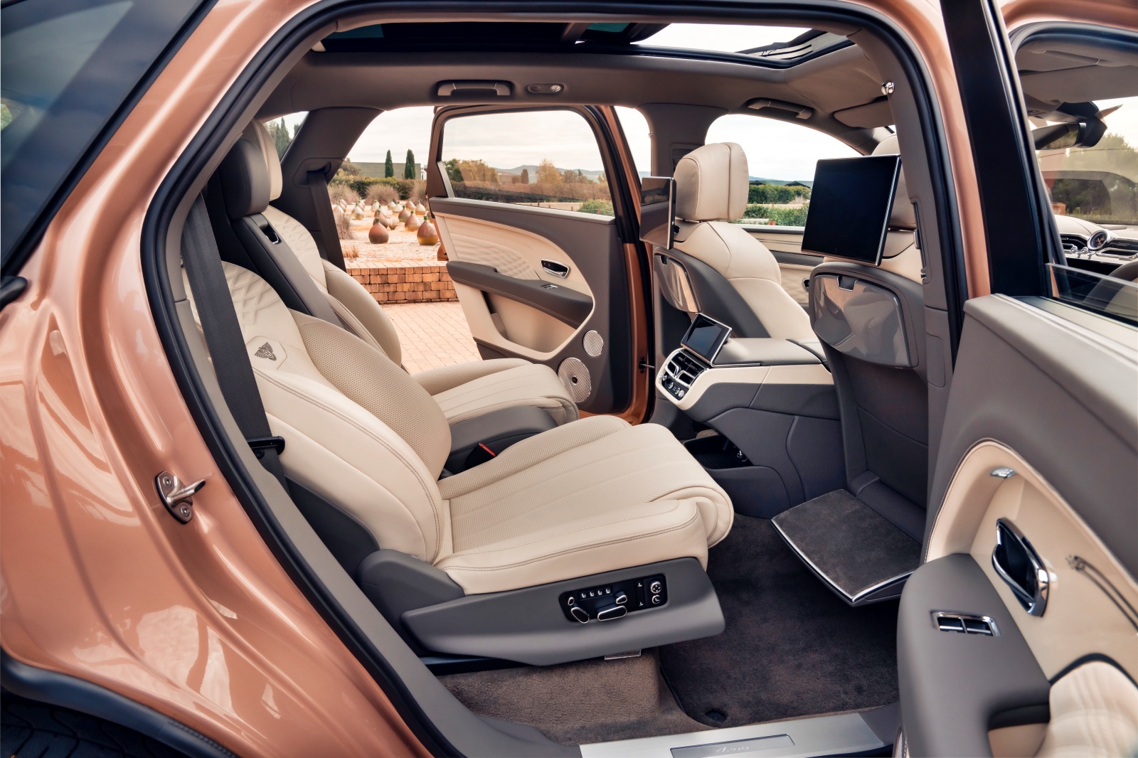 bentley_bentayga_ewb_siedzenia_tyl