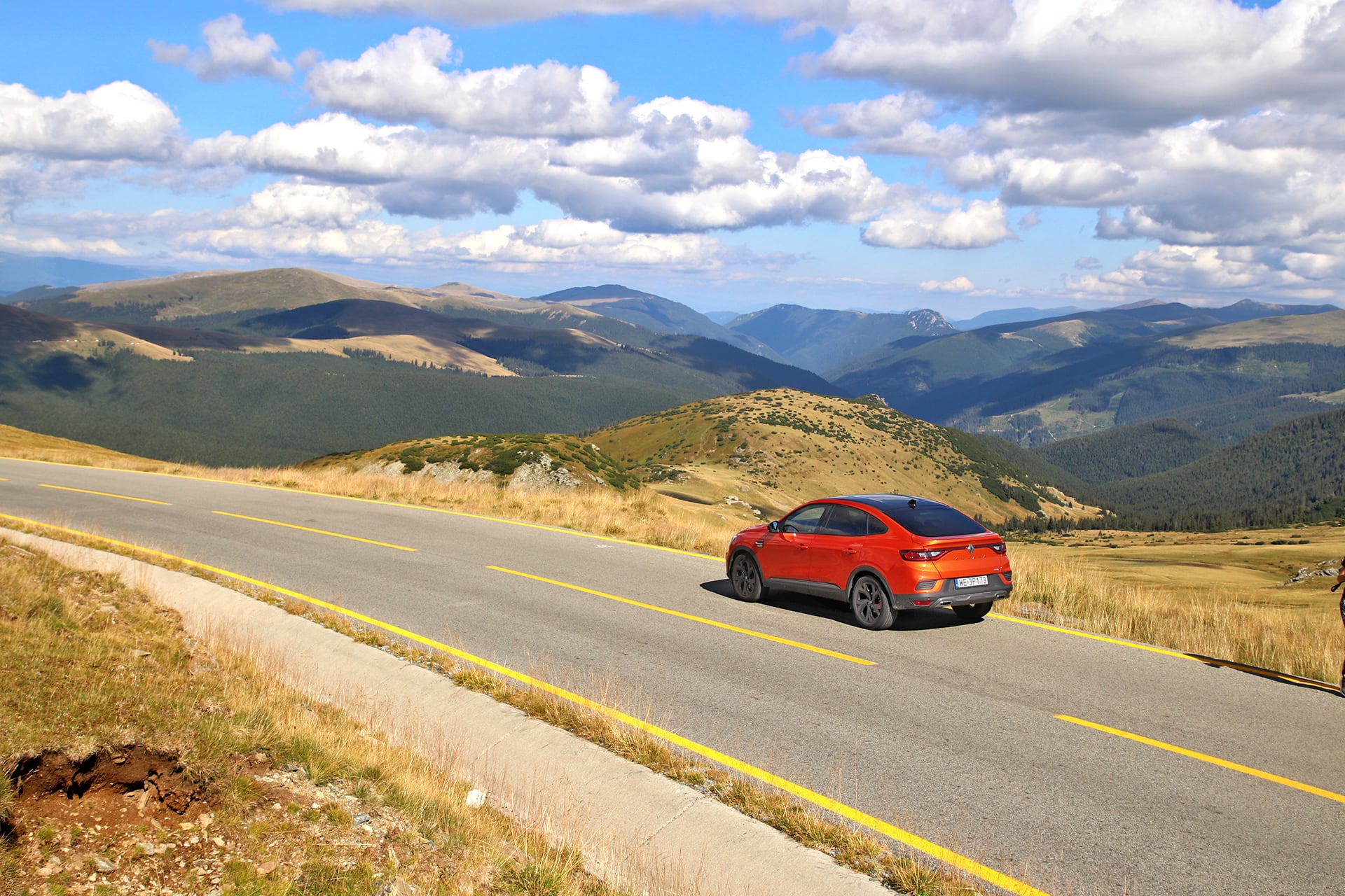 Renault Arkana E-Tech 145  bok i tył na tle gór