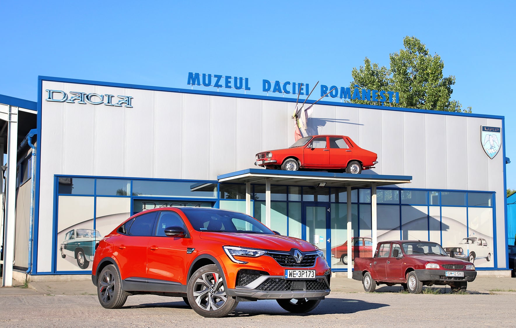 Renault Arkana E-Tech 145  przód i bok przed muzeum Dacii