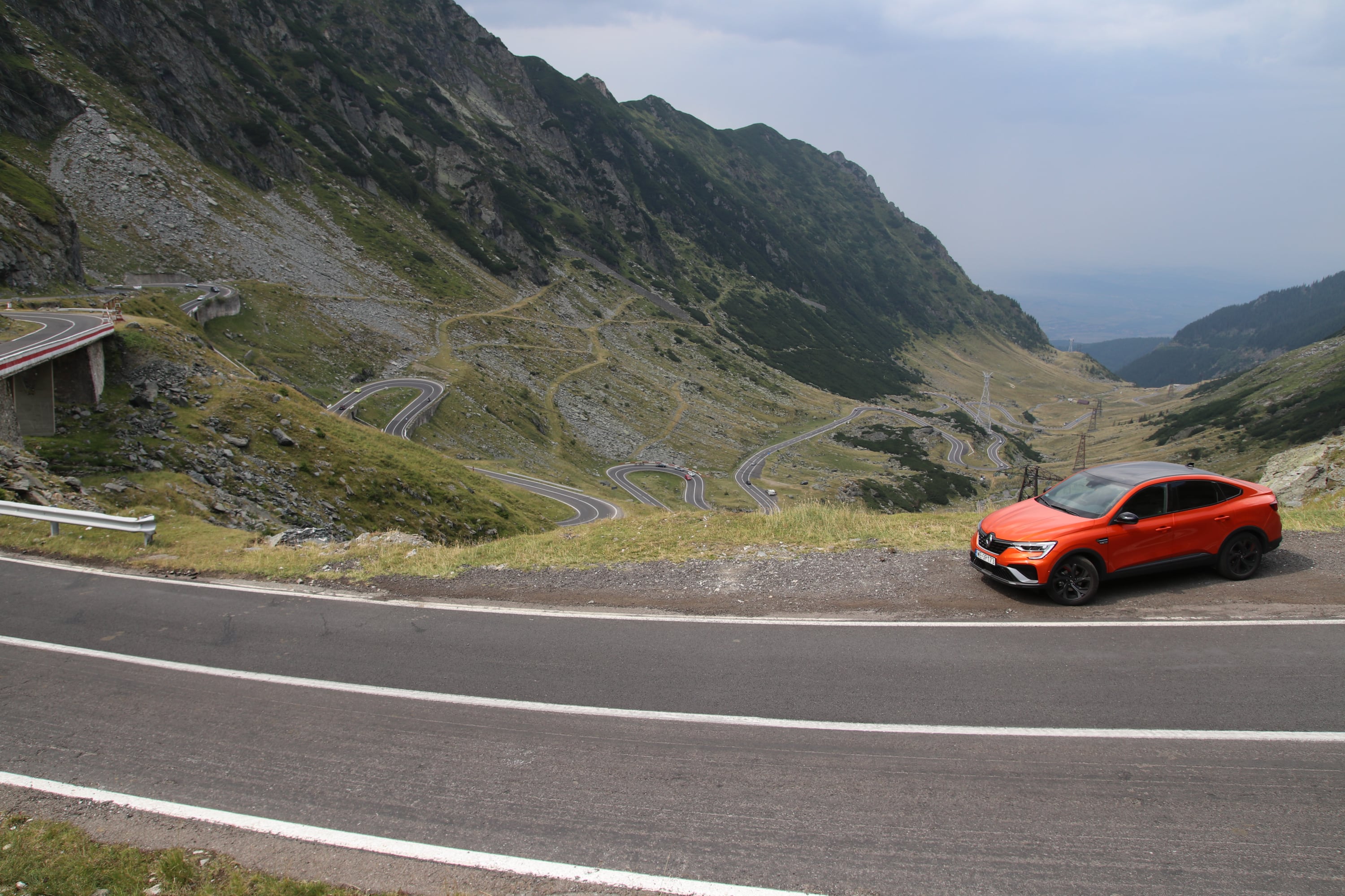 Renault Arkana E-Tech 145 na tle karpackich serpentyn