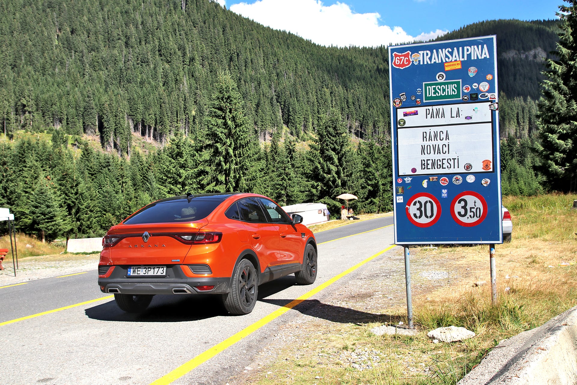 Renault Arkana E-Tech 145 tył przy znaku Transalpina