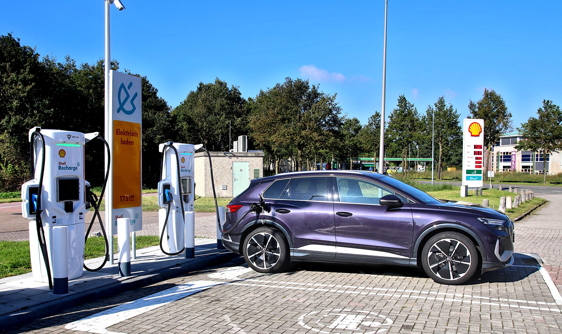 Audi Q4 e-tron 40 S line przy stacji ładowania