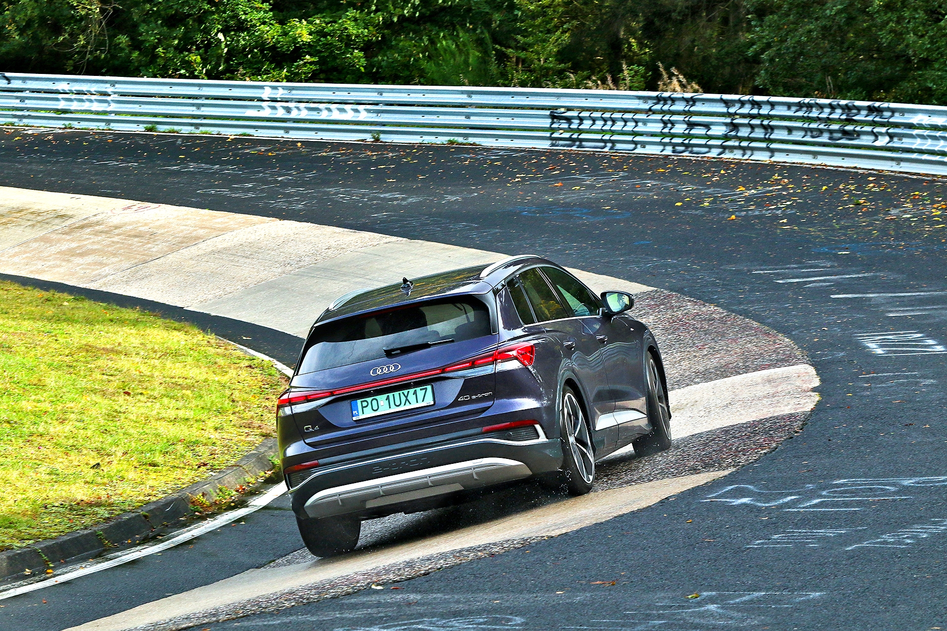 Audi Q4 e-tron 40 S line na torze tył