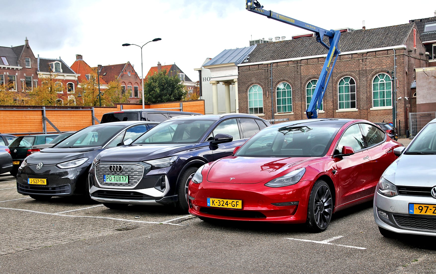 Audi Q4 e-tron 40 S line wśród zaparkowanych aut 