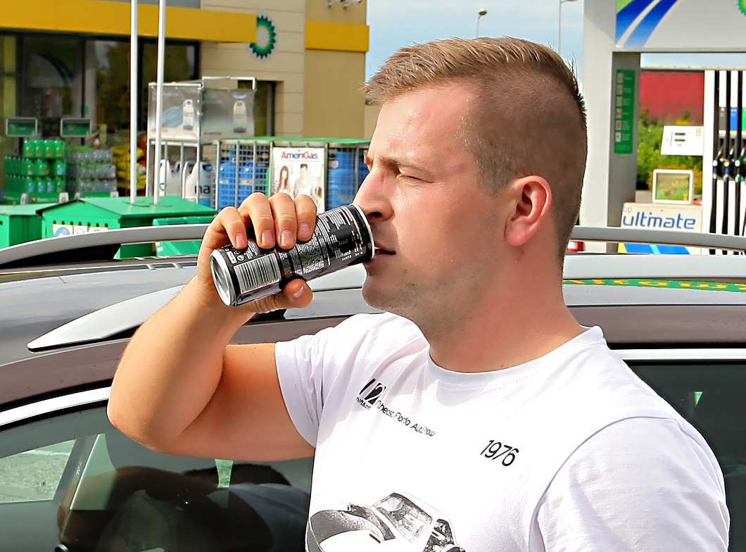 kierowca z energetykiem