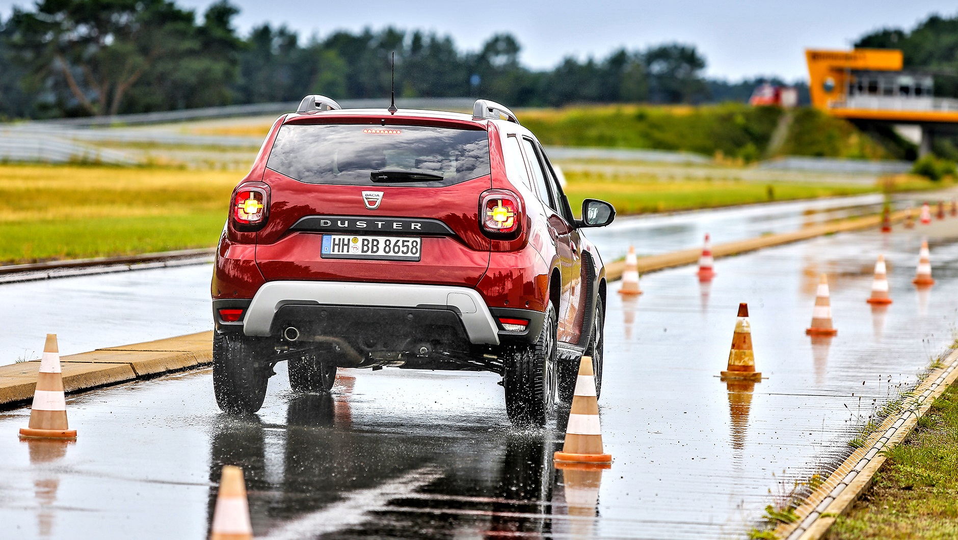 test opon hamowanie na mokrym