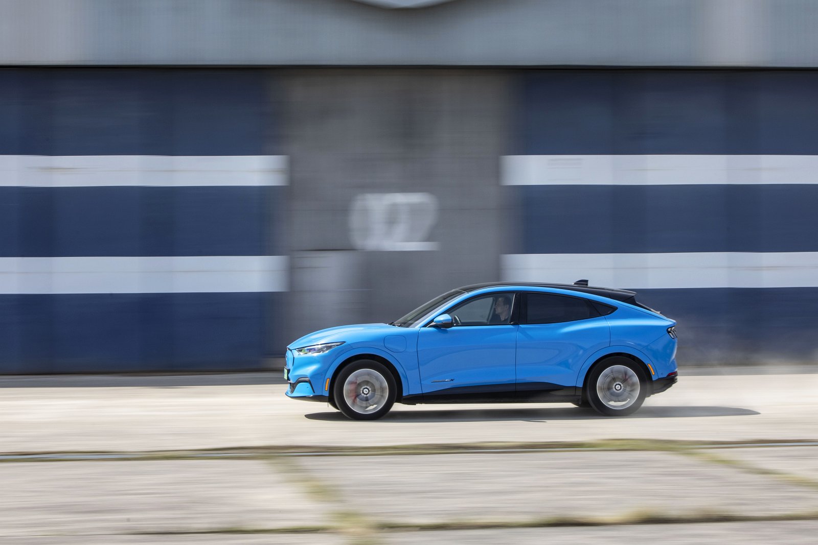 Ford_Mustang_Mach-E_test_2022_bok