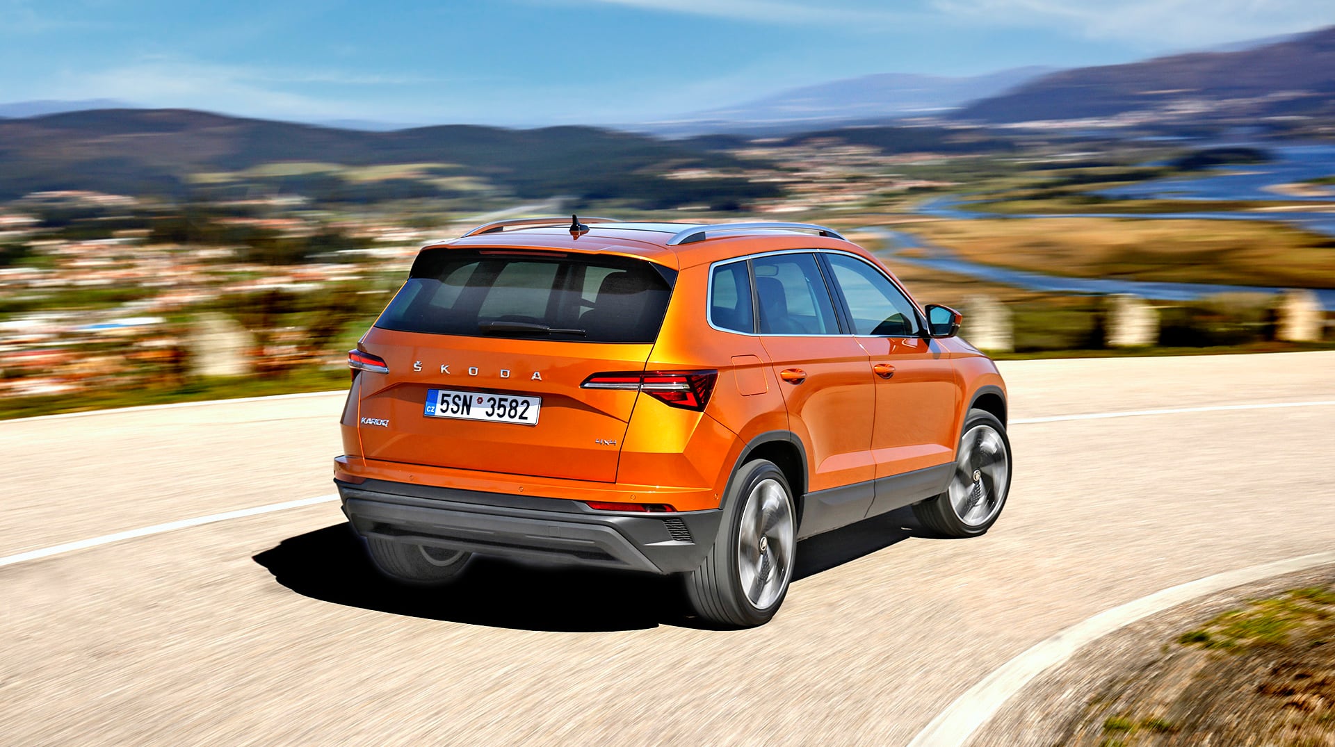 Skoda Karoq face lifting 2022 tył w ruchu na łuku drogi