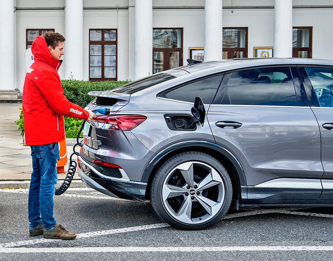   Audi Q4 e-tron 40 S line ładowanie