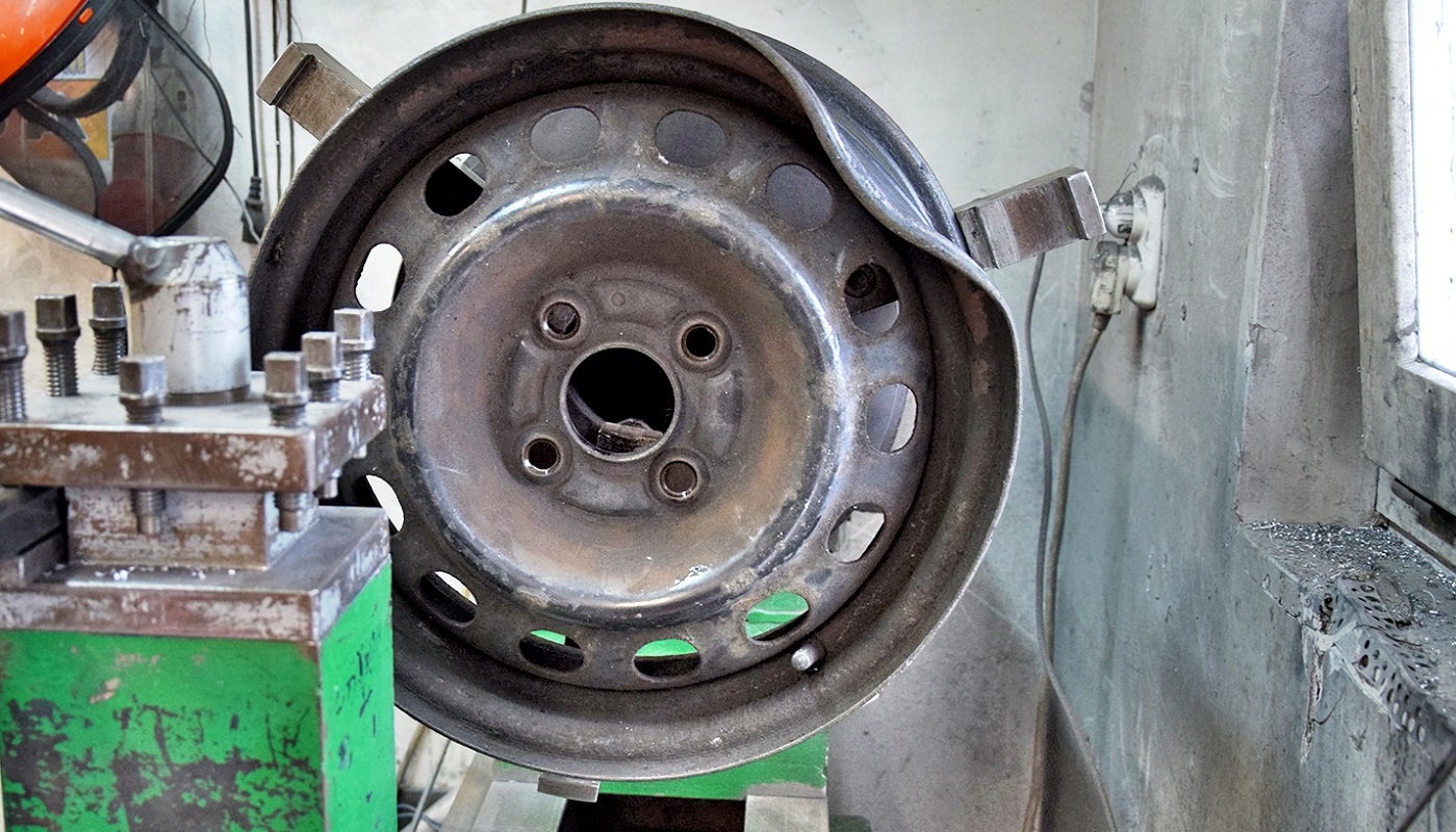 uszkodzona felga stalowa