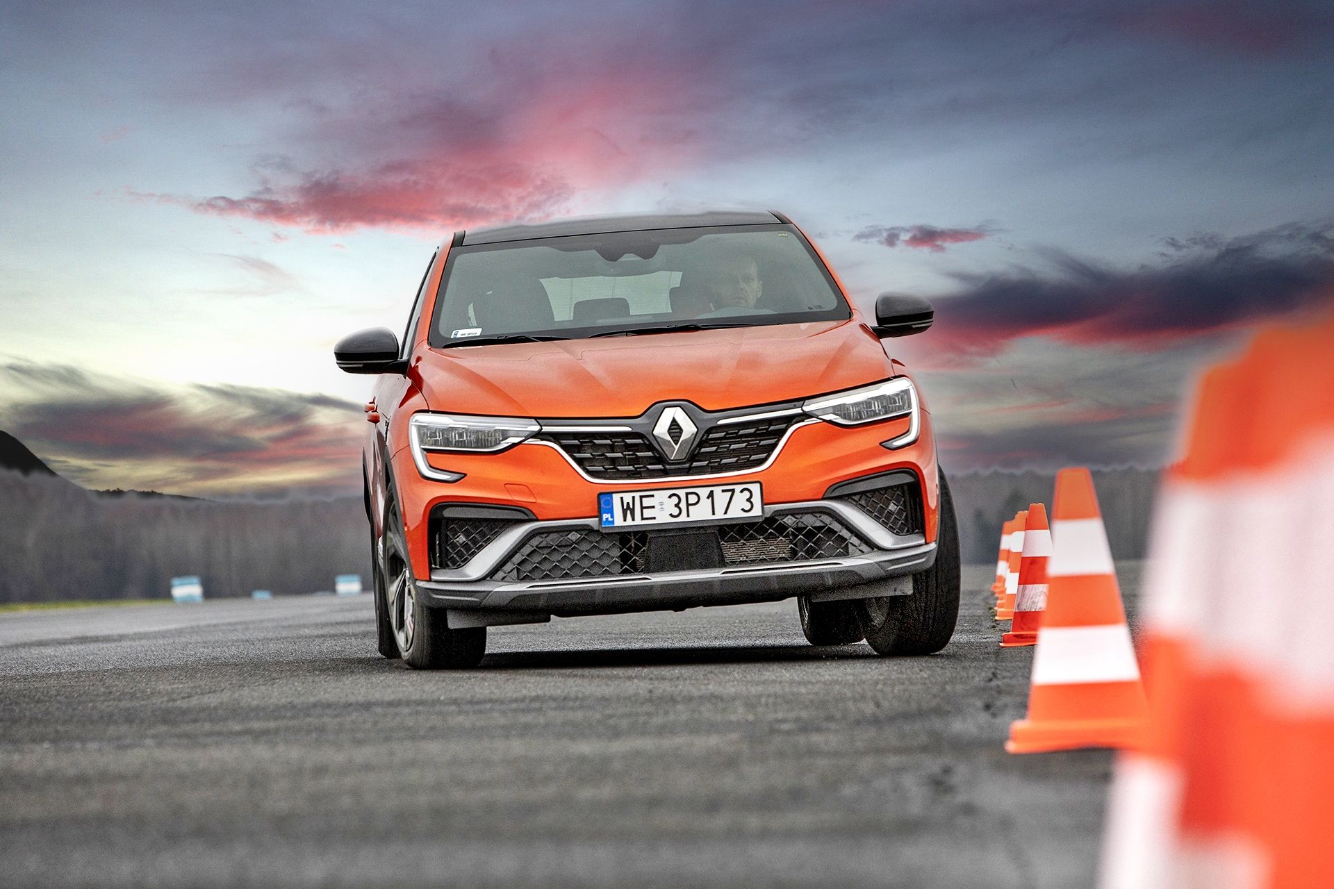 Renault Arkana E-Tech 145 R.S. Line – przód w ruchu na torze