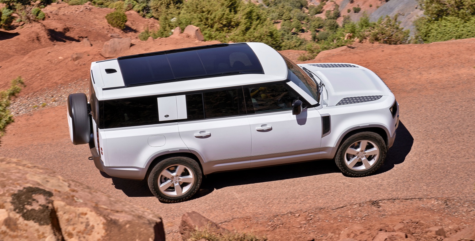 Land_Rover_Defender_130_bok