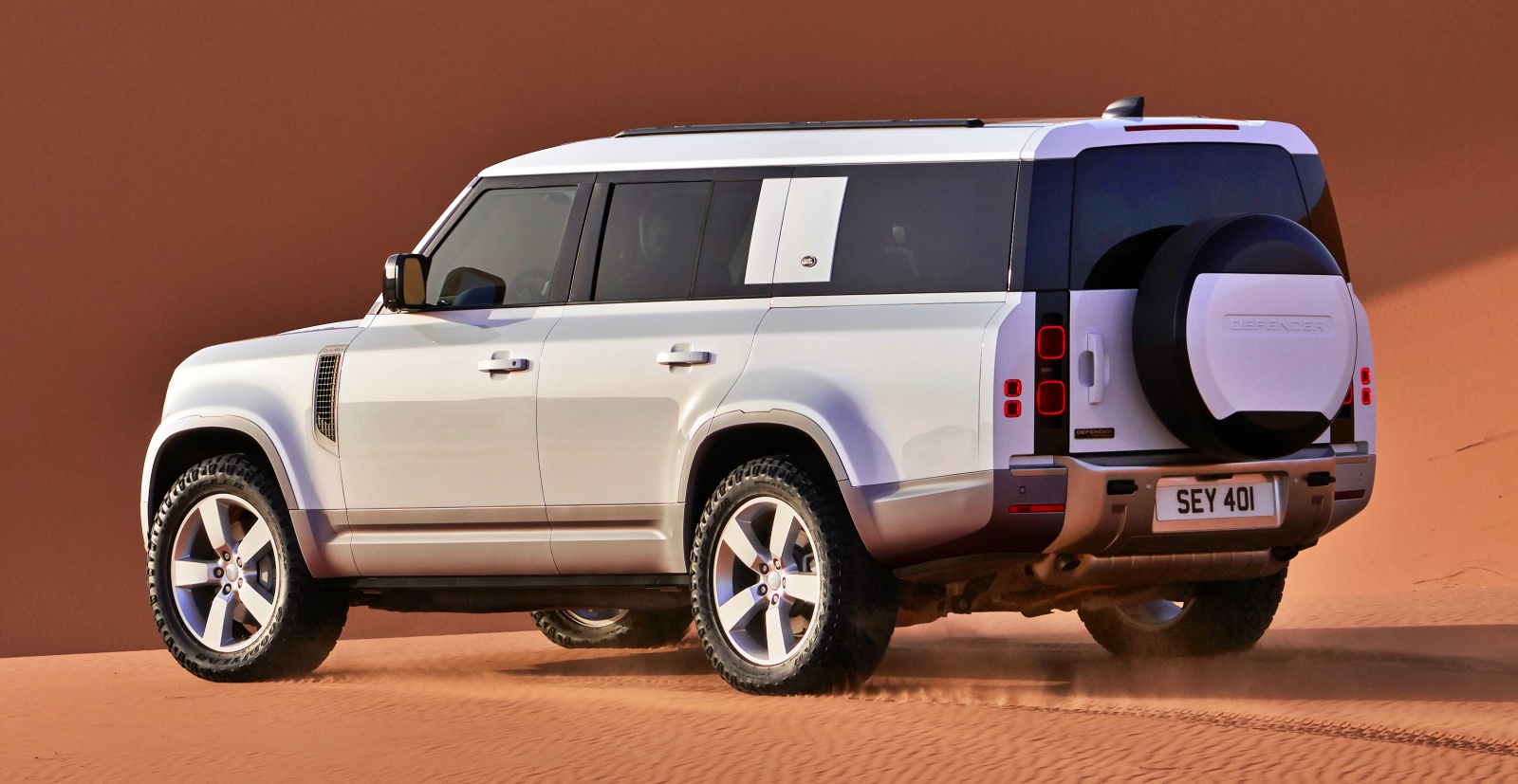 Land_Rover_Defender_130_tyl