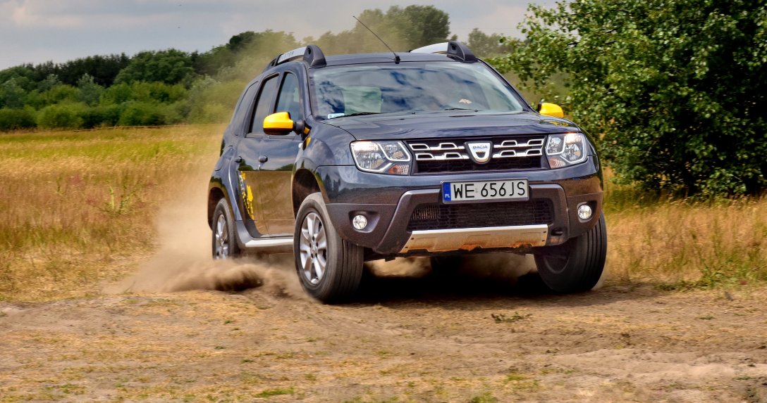 Dacia Duster w ruchu w terenie przód