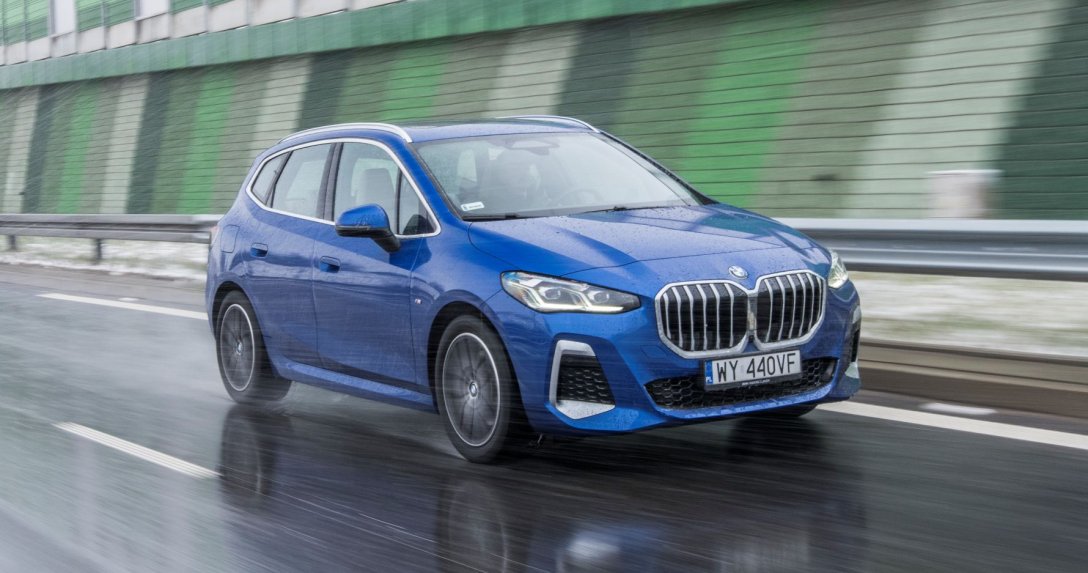 BMW 223i Active Tourer na trasie szybkiego ruchu bok