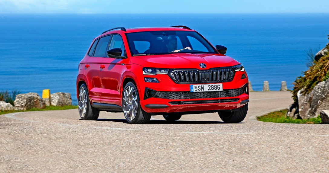 Skoda Karoq przód na łuku drogi z morzem w tle