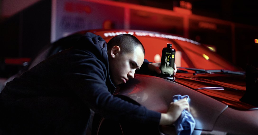 mężczyzna poleruje samochód